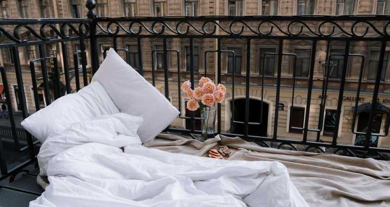 Substituting the floor of a balcony in a residential complex: who is responsible for covering the expenses?