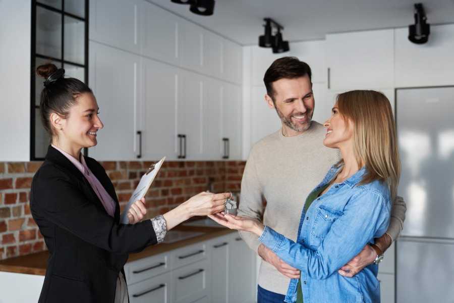 How to securely purchase a flat with a home loan and prevent financial ruin: potential dangers and guidance from a notary