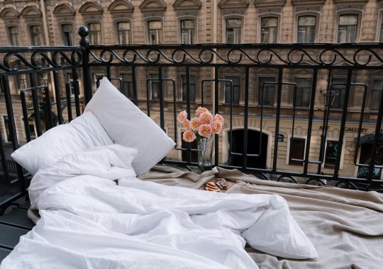 Substituting the floor of a balcony in a residential complex: who is responsible for covering the expenses?