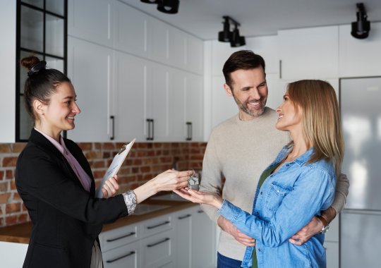 How to securely purchase a flat with a home loan and prevent financial ruin: potential dangers and guidance from a notary