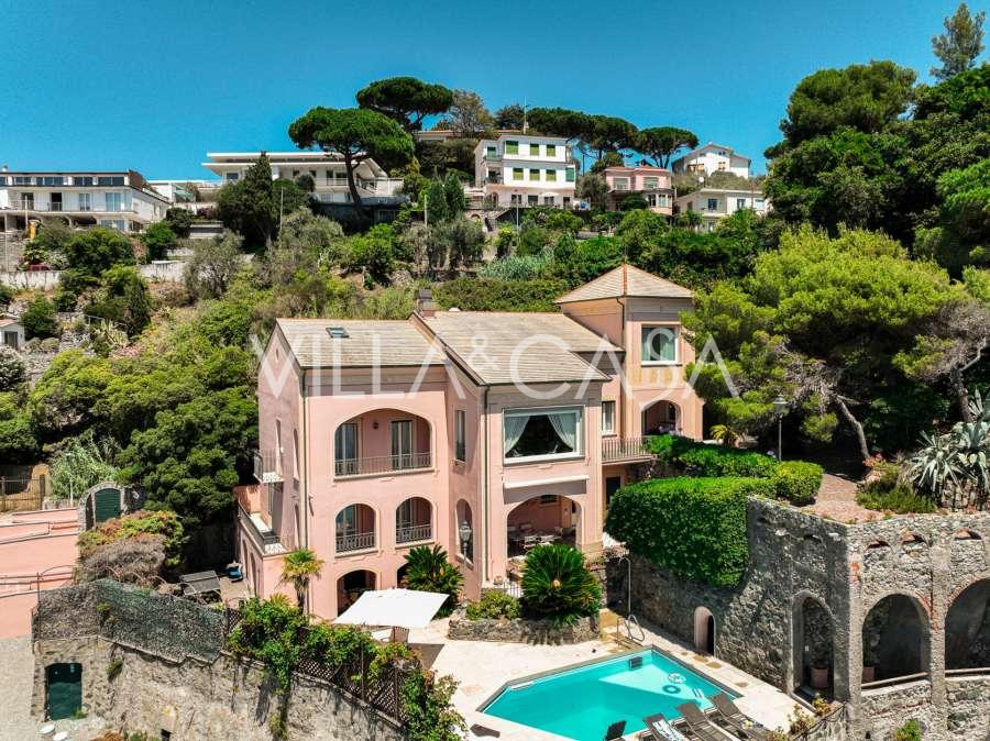 Villa for sale on the first line of the coast in Liguria