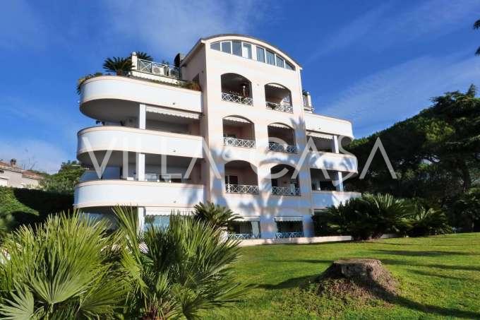 Apartment with a sea view in a villa in Sanremo.