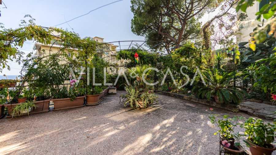 Apartment of 140 m2 in Sanremo with a pond.