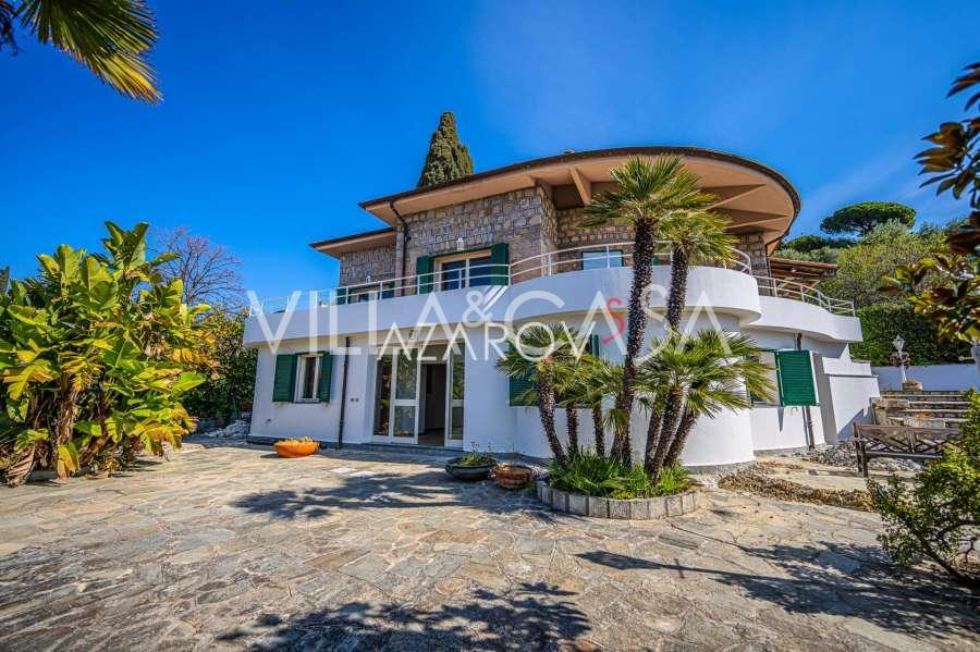 Villa in Bordighera with a panoramic view of the sea and Monaco