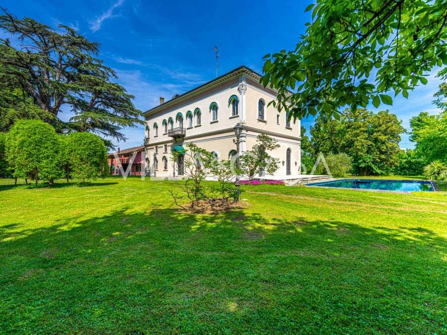 Estate in Ferrara with an elegant style