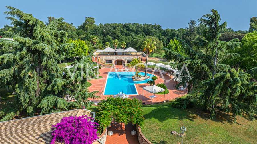 Luxury villa with a pool and park in Latina