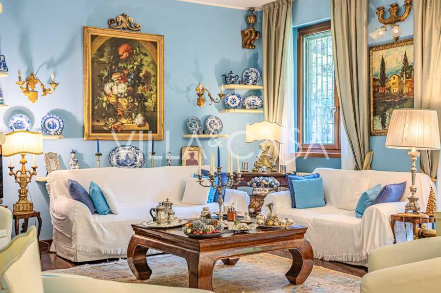 Four-room apartment with elegant design in Milan