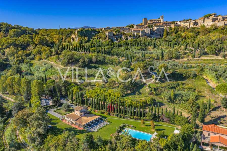 Elite agritourism with a pool and stables in the Lazio region