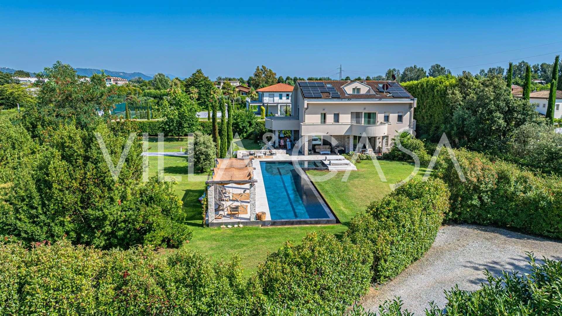 Villa with pool in Forte dei Marmi for sale