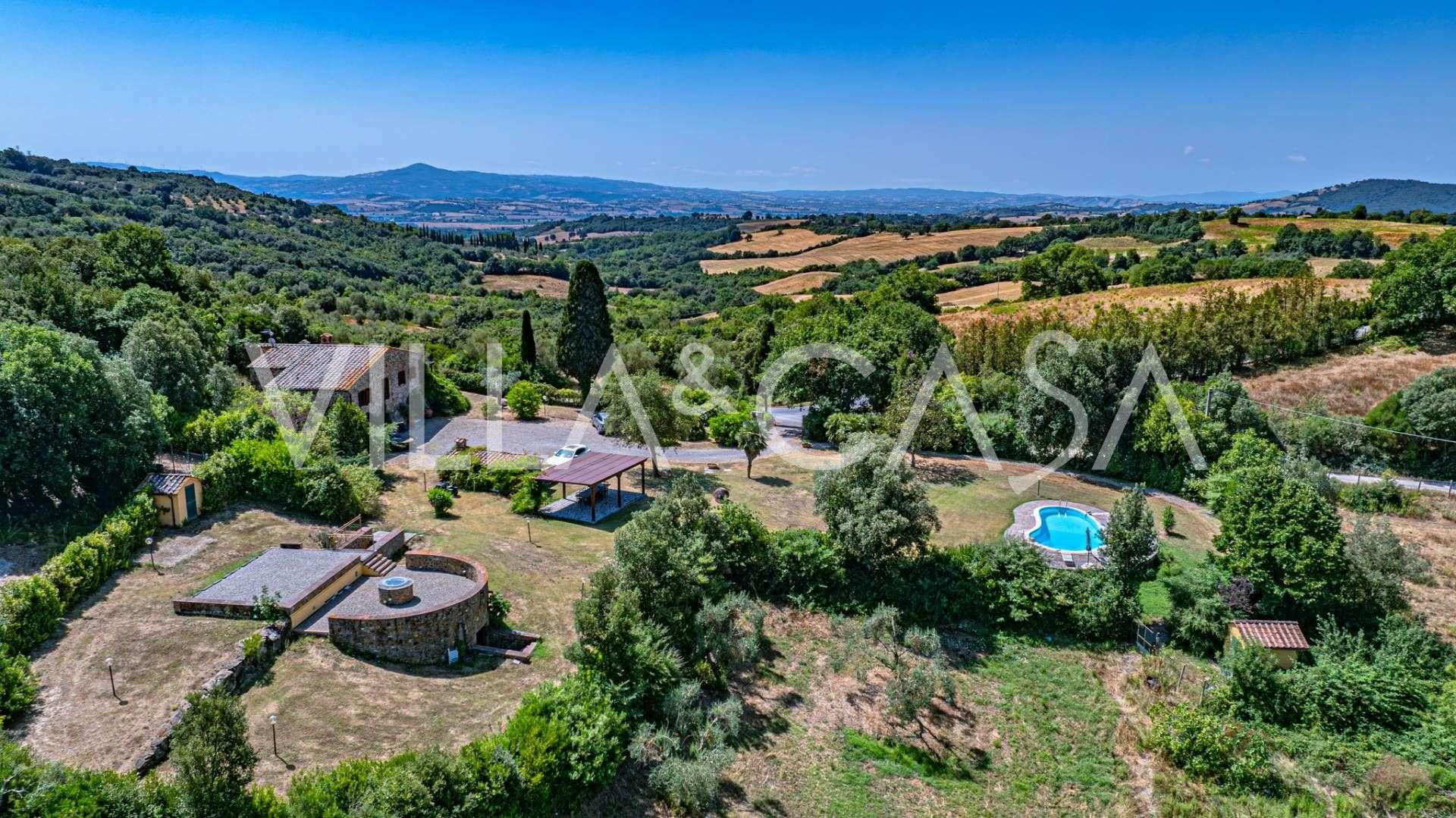 Villa with pool and lake for sale in Tuscany