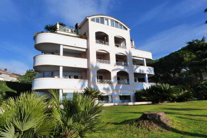 Apartment with a sea view in a villa in Sanremo.