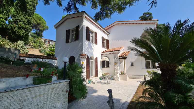 Villa with a beautiful park in Sanremo.