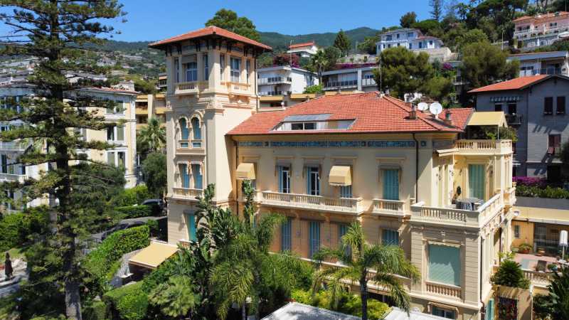 Apartment of 120 square meters in a villa in Ospedaletti.