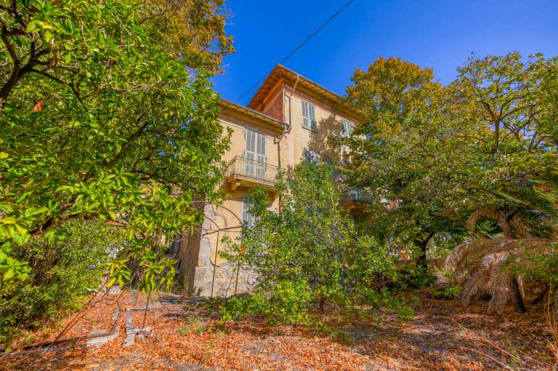 450 m2 villa in Ventimiglia for restoration.