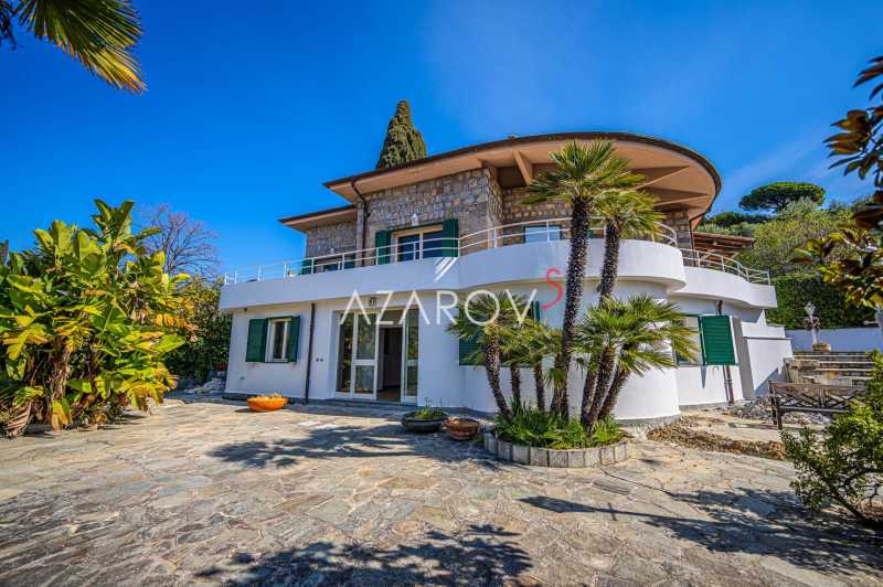 Villa in Bordighera with views of Monaco and the sea