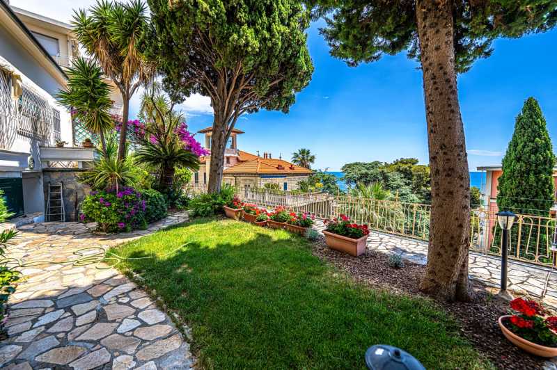 Elegant apartment with a garden in Sanremo.