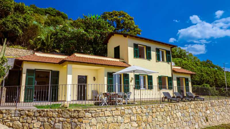 Villa in Sanremo, just 100 meters from the beach.