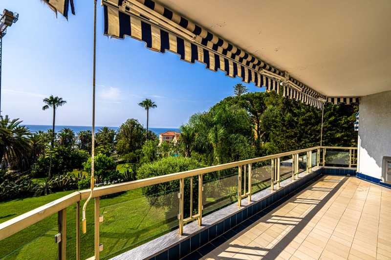 Apartment on the first line in Sanremo