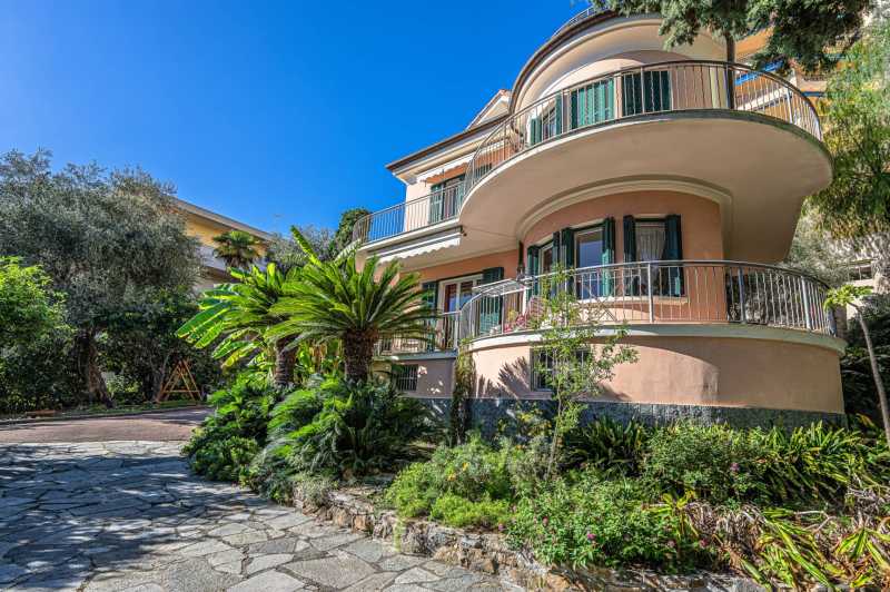 Villa in Sanremo with a sea view.