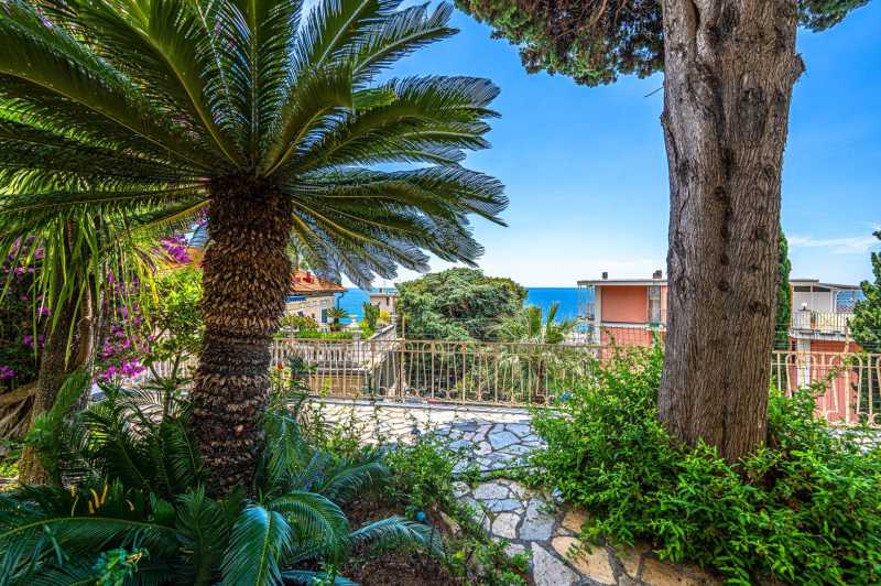 For rent - luxury house with a garden in Sanremo.