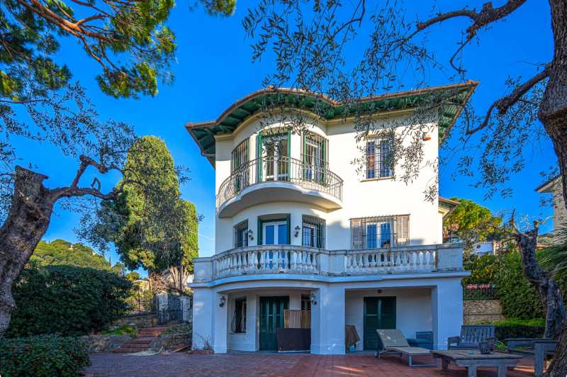 An English villa is for sale in Bordighera.