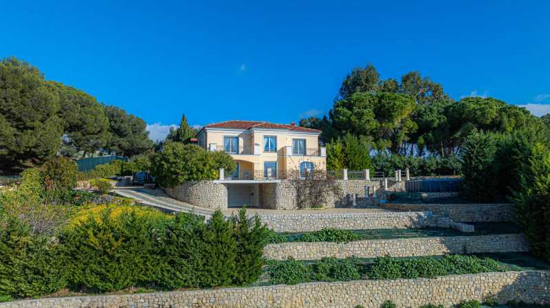 Elegant villa in Vallecrosia