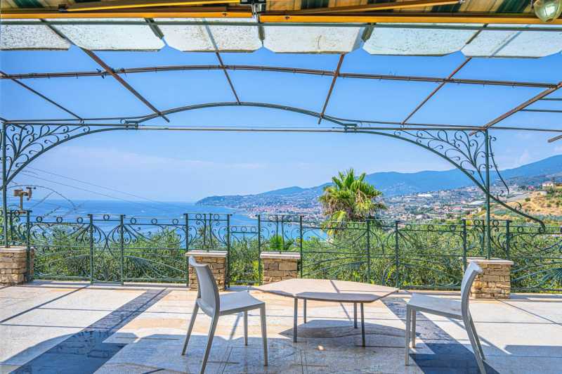 Villa with a sea view in Sanremo