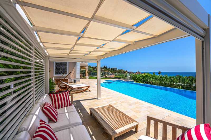 The 400 m2 villa in Sanremo is luxurious.