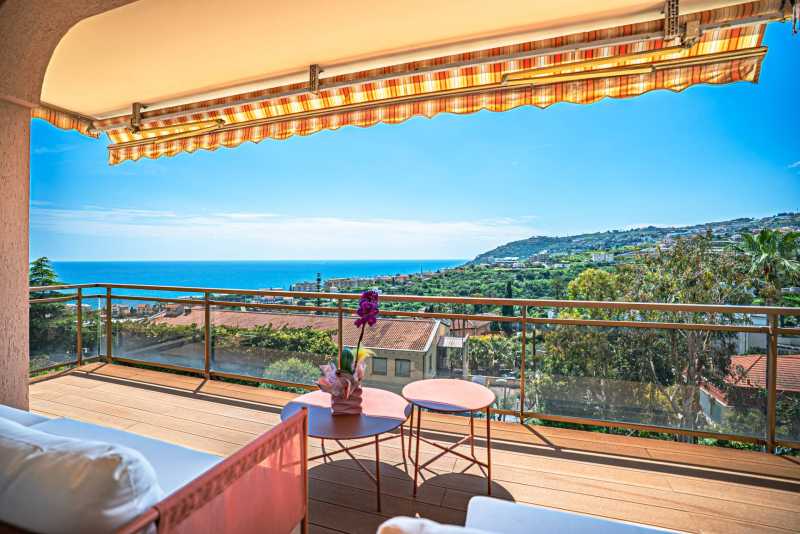 Renovated three-room apartment in Sanremo
