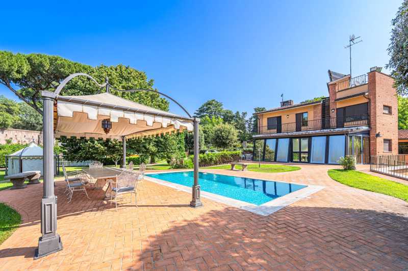 Villa with a pool in an elegant area of Rome