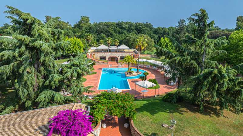 Luxury villa with a pool and park in Latina
