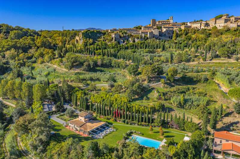 Elite agritourism with a pool and stables in the Lazio region