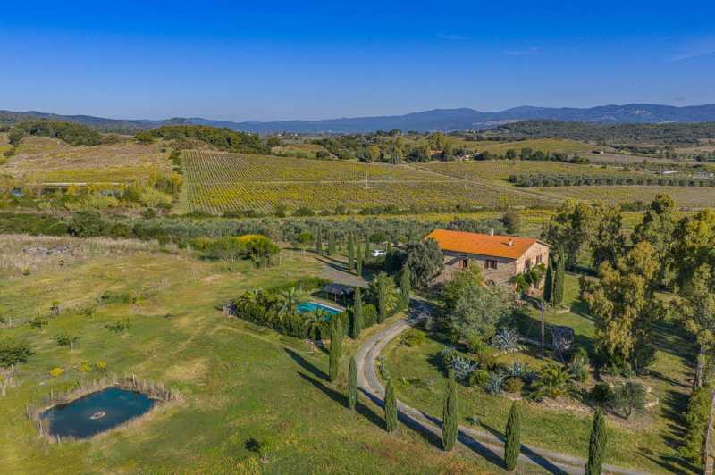 For sale: luxurious farmhouse in Tuscany.