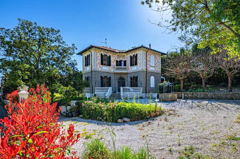 Villa with a Liberty-style swimming pool near Livorno
