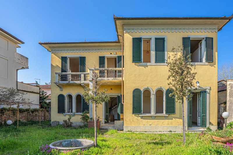 Elegant villa in Lido di Camaiore