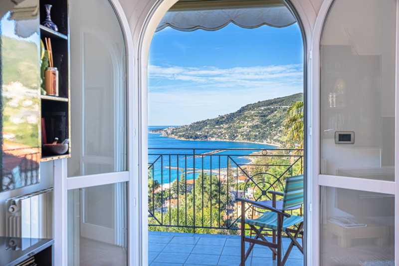 Penthouse with sea view in Ospedaletti for sale