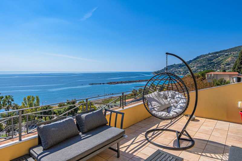 Stunning villa for sale by the sea in Ospedaletti