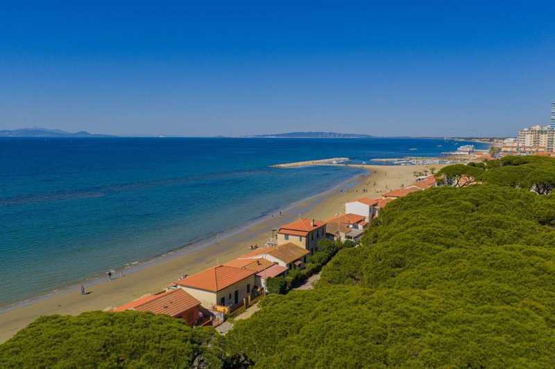 Property on the first coastline in Follonico