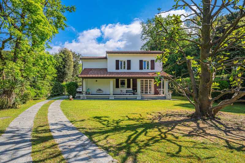 Villa for sale by the sea in Massa
