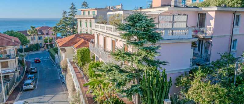 Apartment by the sea in Ospedaletti for sale