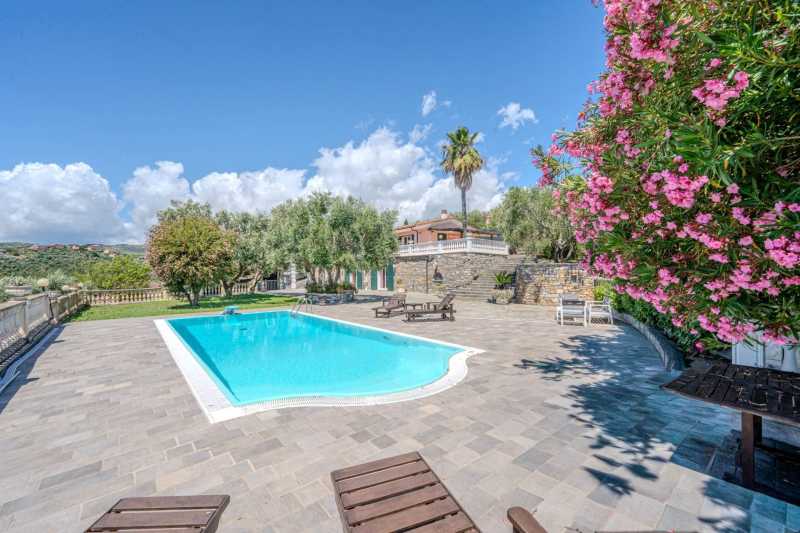 For sale, magnificent villa in Imperia