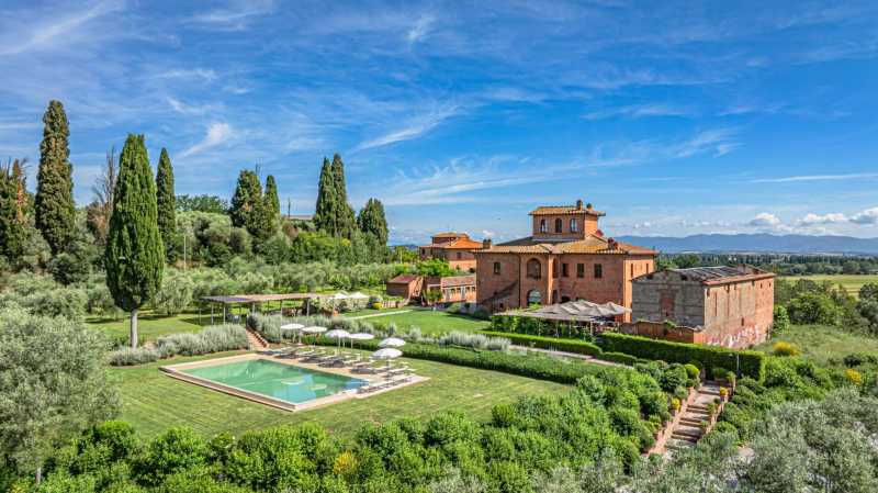 For sale: historic estate with swimming pool near Siena.