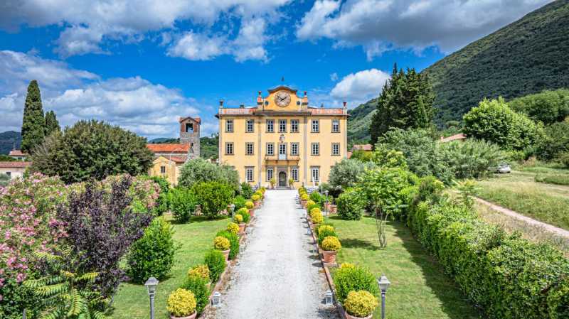 For sale: historic estate near Lukoy