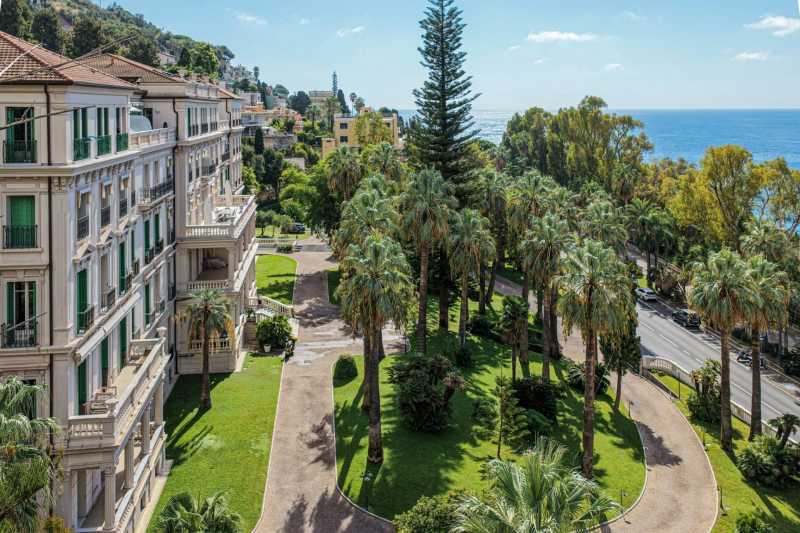Penthouse by the sea in Ospedaletti for sale