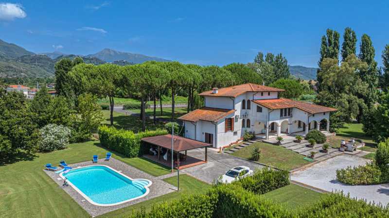Villa with pool in Pietrasanta for sale