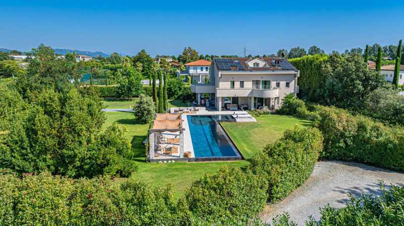 Villa with pool in Forte dei Marmi for sale
