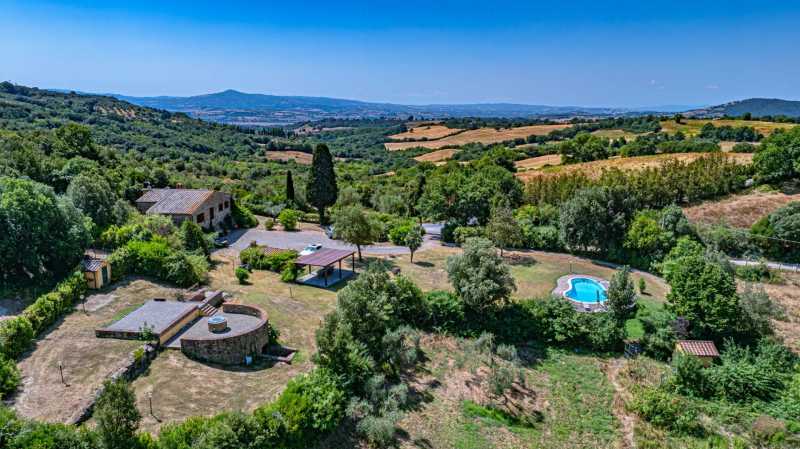 Villa with pool and lake for sale in Tuscany