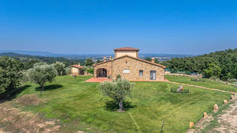Private residence for sale with magnificent views of Tuscany