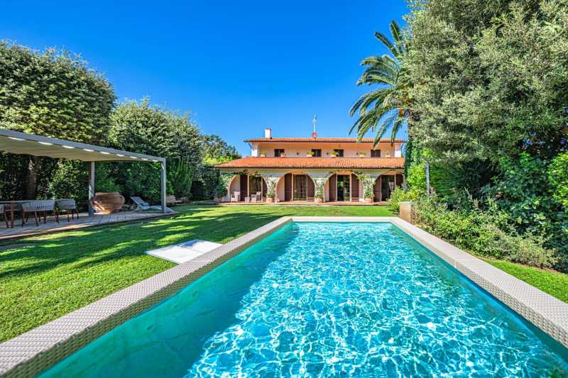 Luxury villa with garden by the sea in the Tyrrhenian region for sale