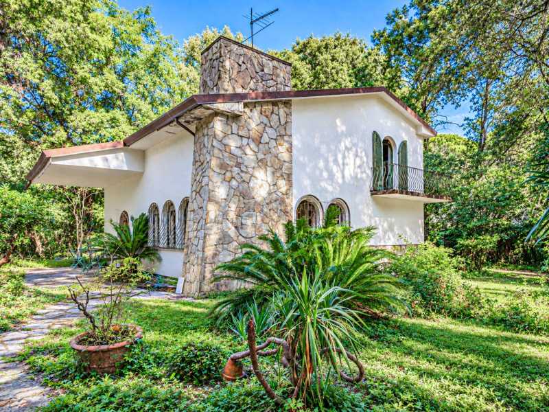 Stunning villa for sale in Poveromo, just steps from the sea.